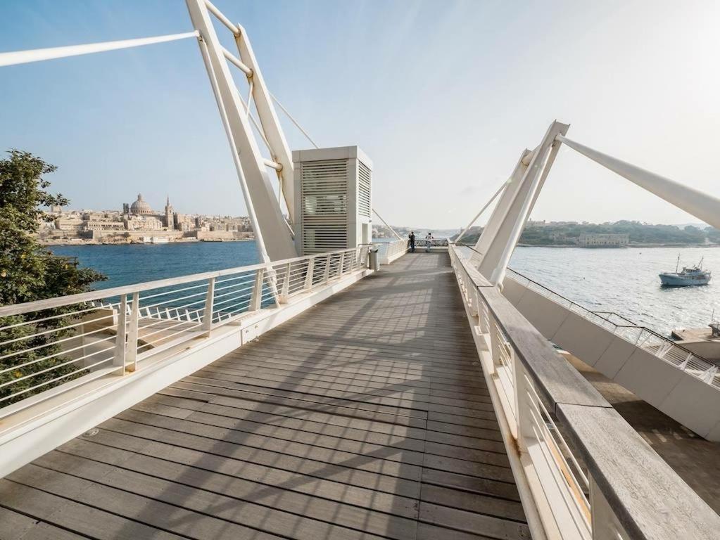 Prime Location Apartment With Side Seaviews Sliema Exterior photo